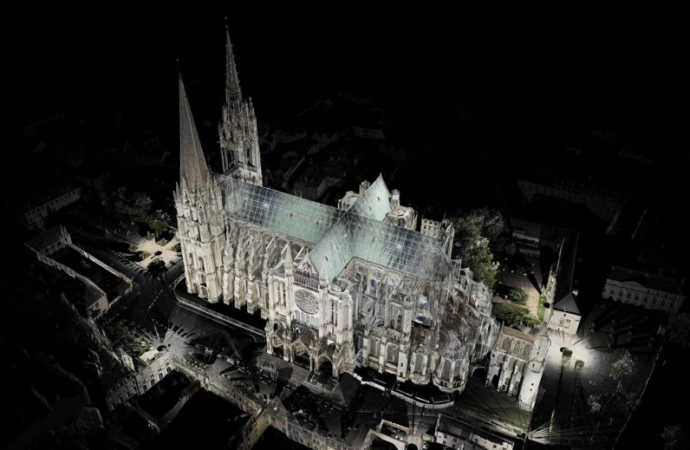 Odbudowa Notre Dame przy pomocy cyfrowej repliki