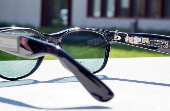 Organiczne okulary z ogniwami słonecznymi naładują twój telefon
